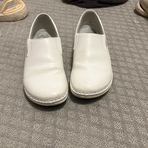 White spring step great condition nursing shoes